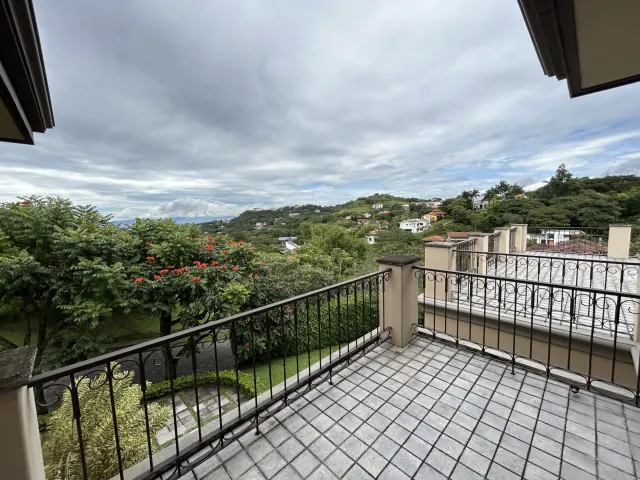 Se vende amplia casa en Condominio Villa Real