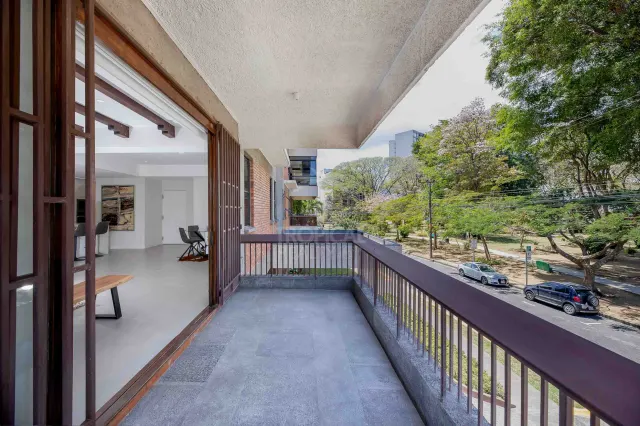 Apartamento de Lujo en Venta en Rohrmoser – Balcón Envolvente y Vista al Parque