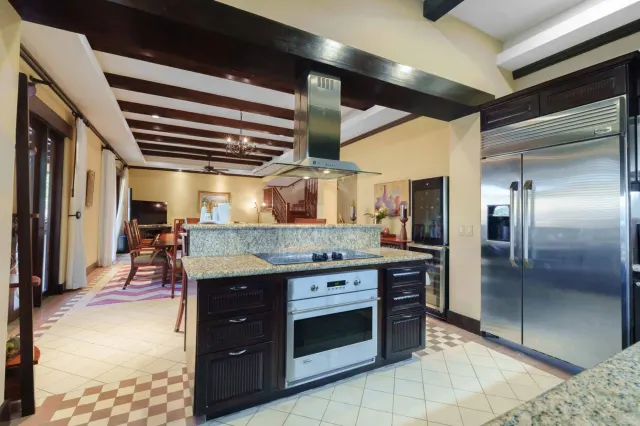 Residencia de Lujo en Hacienda Pinilla con Arquitectura Colonial Española y Estilo de Vida Resort