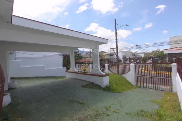 Casa de Uso Mixto en Venta en Sabana Sur – Amplios Espacios y Excelente Potencial Comercial