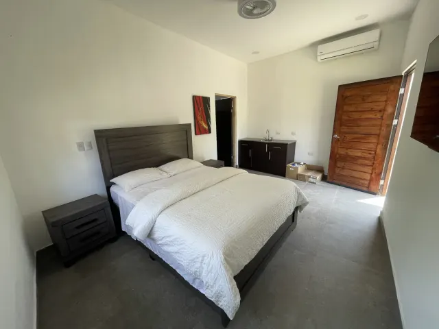 Casa Frente al Mar con Piscina en Playa Tivives – 4 Habitaciones + 2 Apartamentos | $595,000