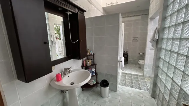 Casa en Venta en Rohrmoser, Pavas – Amplios Espacios y Terraza Privada