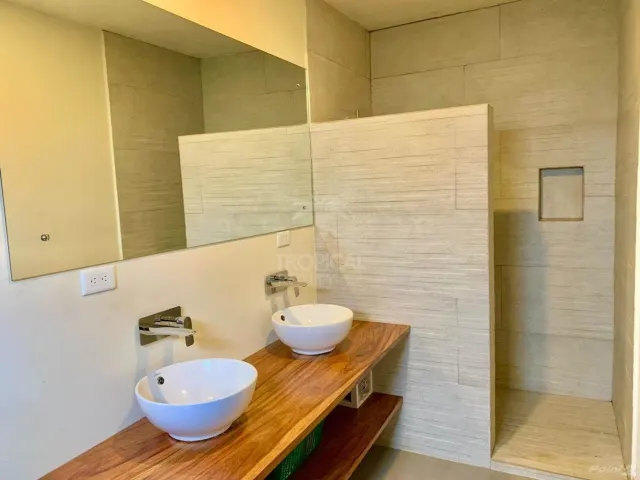 Casa Contemporánea con Piscina Infinita en Tamarindo – 4 Habitaciones en Amplio Lote Tropical