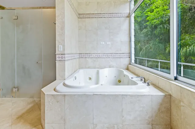 Residencia Contemporánea de Lujo en Venta en Piedades de Santa Ana con Vistas Espectaculares al Valle