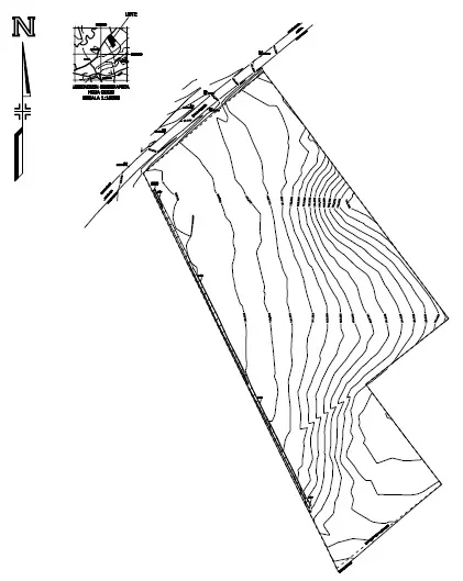 Plano de sitio en blanco y negro que muestra los límites de la propiedad, una flecha norte y curvas de nivel que indican cambios de elevación.