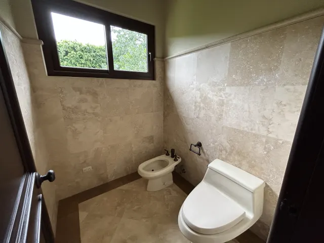 Se vende amplia casa en Condominio Villa Real