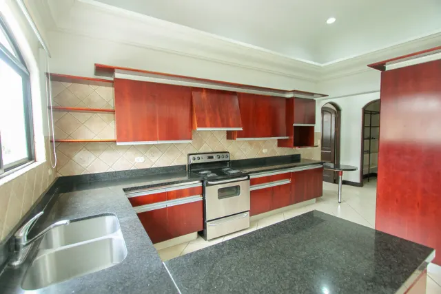 Casa en alquiler o venta en lujoso condominio Bosques de Lindora ALQUILADA