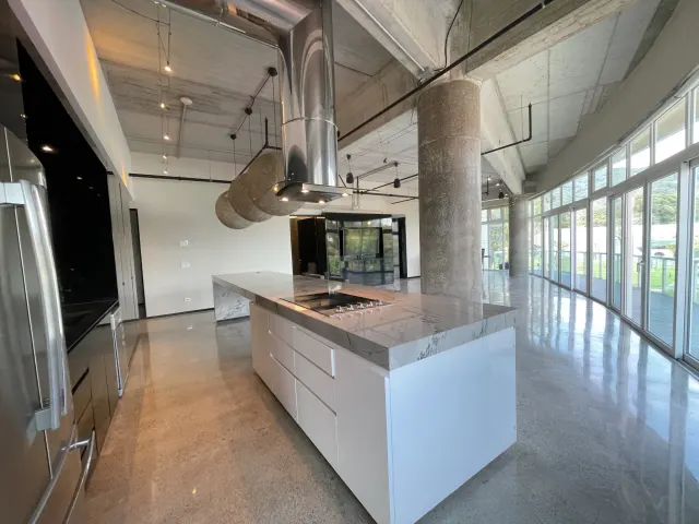 Almendar apartamento de lujo en venta, dueño financia.