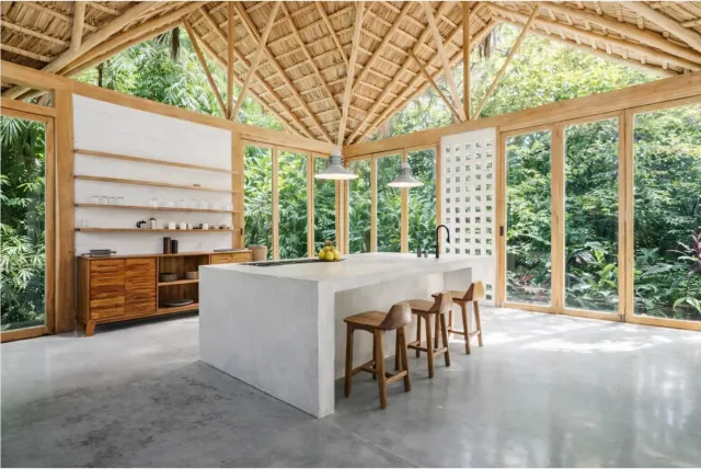 Villa de Lujo con Vista al Océano en Santa Teresa – Privacidad, Naturaleza y Potencial de Inversión