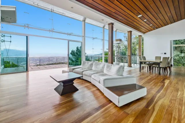 Residencia Contemporánea de Lujo en Venta en Piedades de Santa Ana con Vistas Espectaculares al Valle
