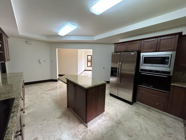 Se vende amplia casa en Condominio Villa Real