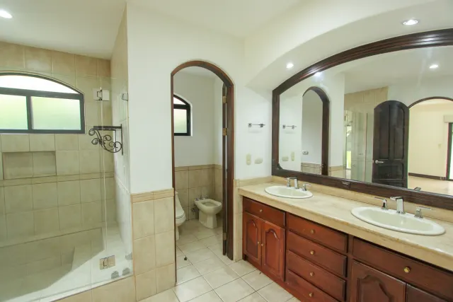 Casa en alquiler o venta en lujoso condominio Bosques de Lindora ALQUILADA
