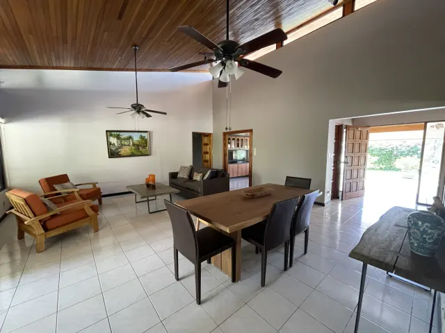 Para Venta Casa de una planta, con piscina