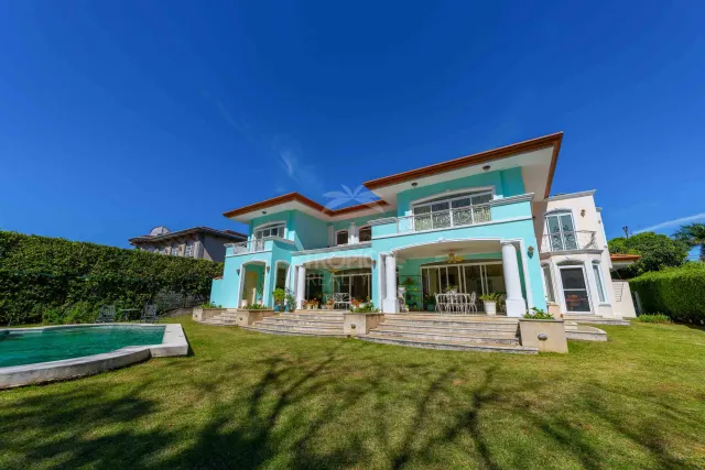 Lujosa Residencia Frente al Campo de Golf en Venta en Valle del Sol, Santa Ana
