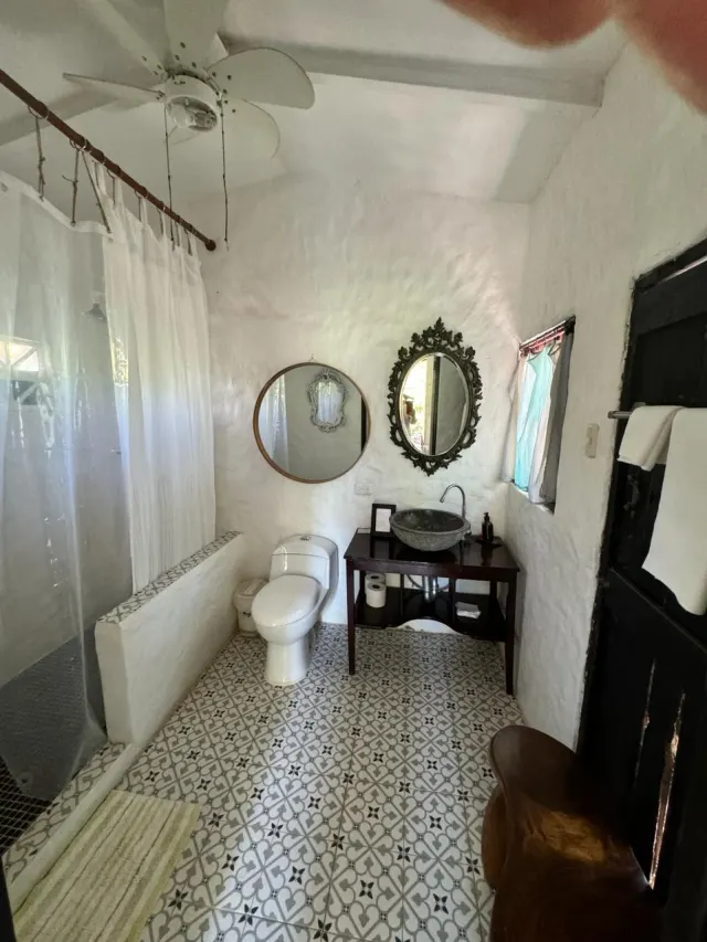 Casa y apartamentos frente a la playa en venta en Tivives
