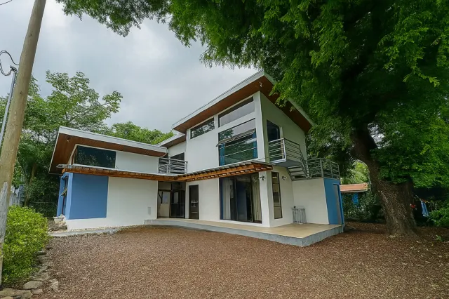 Casa Moderna en Venta en Playas del Coco – 2 Habitaciones, Jardín Cercado y Potencial para Piscina