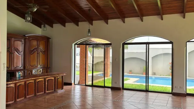 Casa de Lujo en Los Laureles, Escazú