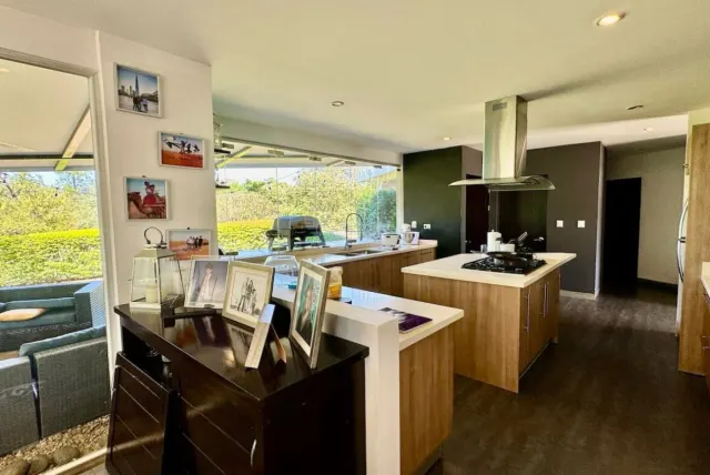Encantadora residencia de dos pisos en Los Reyes La Guacima