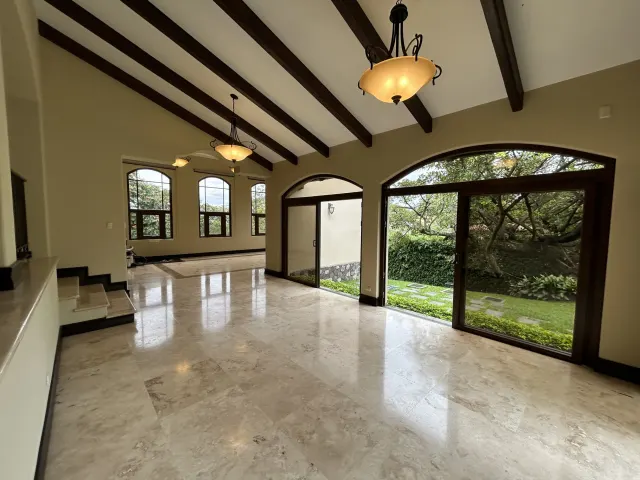 Se vende amplia casa en Condominio Villa Real