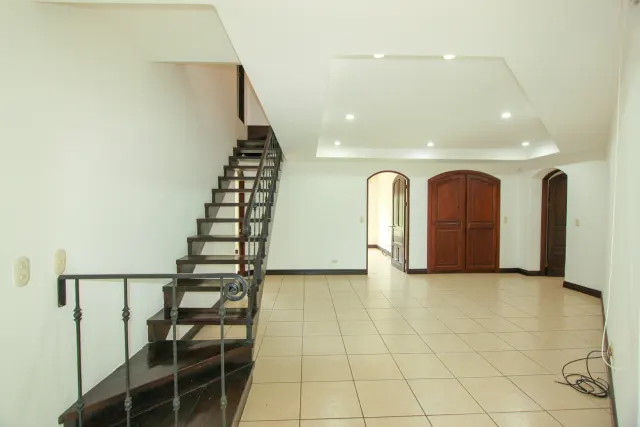 Casa en alquiler o venta en lujoso condominio Bosques de Lindora ALQUILADA