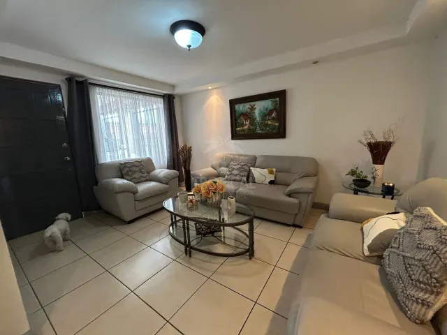 Casa Independiente en Venta en San Francisco de Dos Ríos – Amplios Espacios, Oficina y Patio