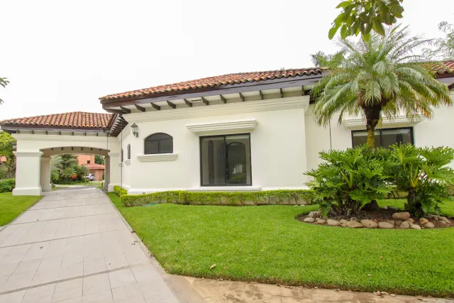 Casa en alquiler o venta en lujoso condominio Bosques de Lindora ALQUILADA