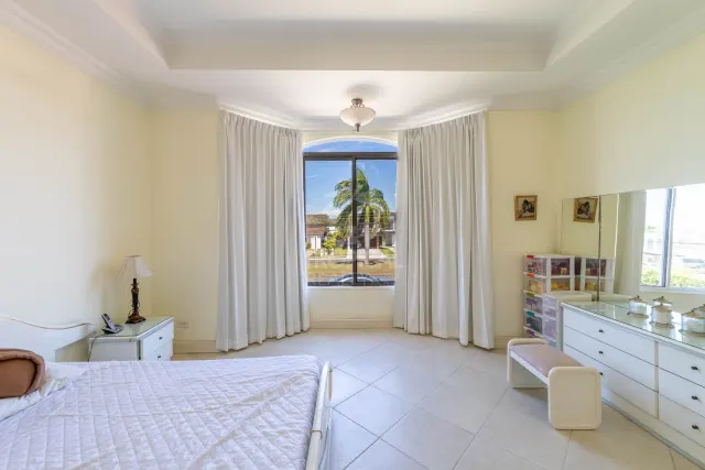 Lujosa Residencia Frente al Campo de Golf en Venta en Valle del Sol, Santa Ana