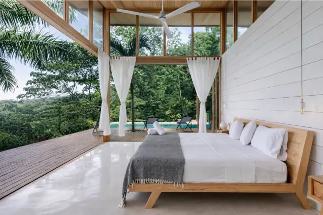 Villa de Lujo con Vista al Océano en Santa Teresa – Privacidad, Naturaleza y Potencial de Inversión