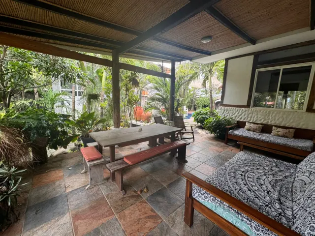 Casa y apartamentos frente a la playa en venta en Tivives