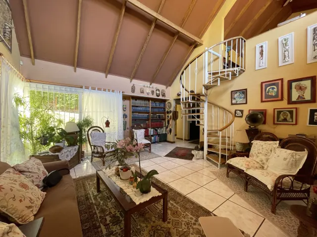 Casa de un Nivel con Vistas y Jardines Santa Ana, Alto Las Palomas