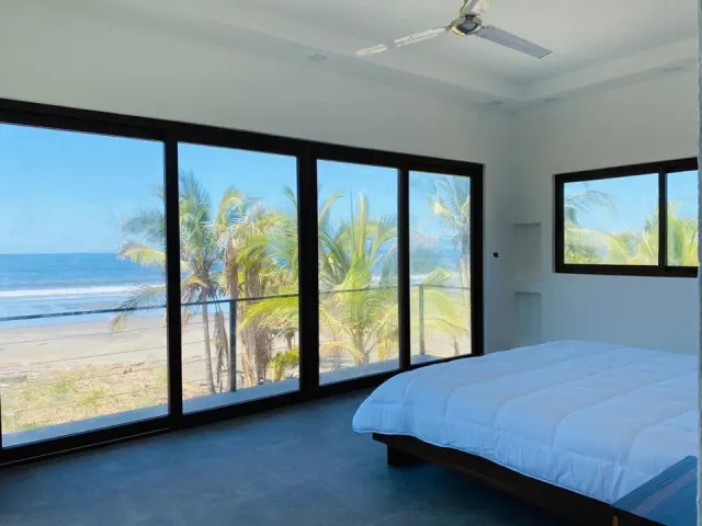 Casa Frente al Mar con Piscina en Playa Tivives – 4 Habitaciones + 2 Apartamentos | $595,000