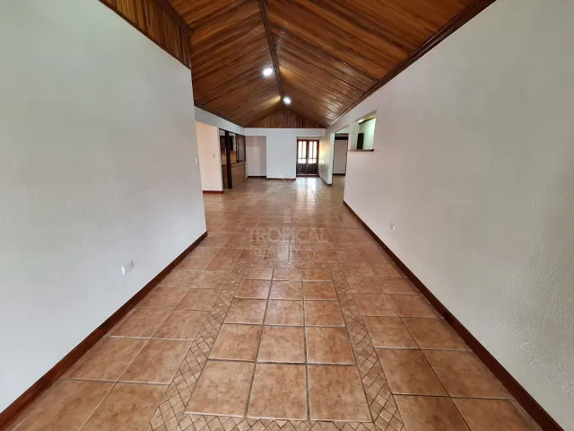 Amplia Casa en Alquiler con Uso Residencial o Profesional en San Rafael de Santa Ana