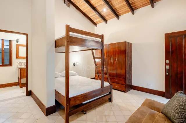 Casa Caoba: Casa colonial moderna de 3 habitaciones en Surfside Estates, Playa Potrero