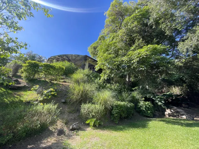 Casa de un Nivel con Vistas y Jardines Santa Ana, Alto Las Palomas
