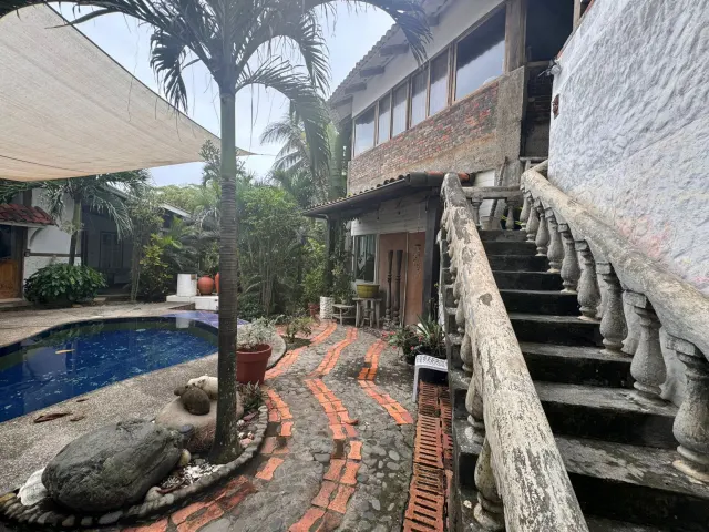 Casa y apartamentos frente a la playa en venta en Tivives