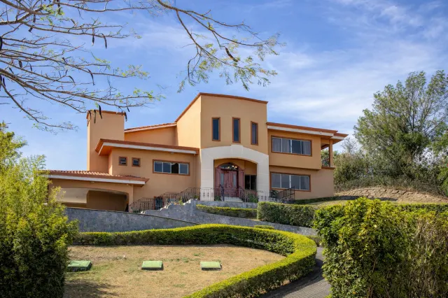 Villa de Lujo con Vista Panorámica en Villa Real, Santa Ana | 720 m² de Construcción