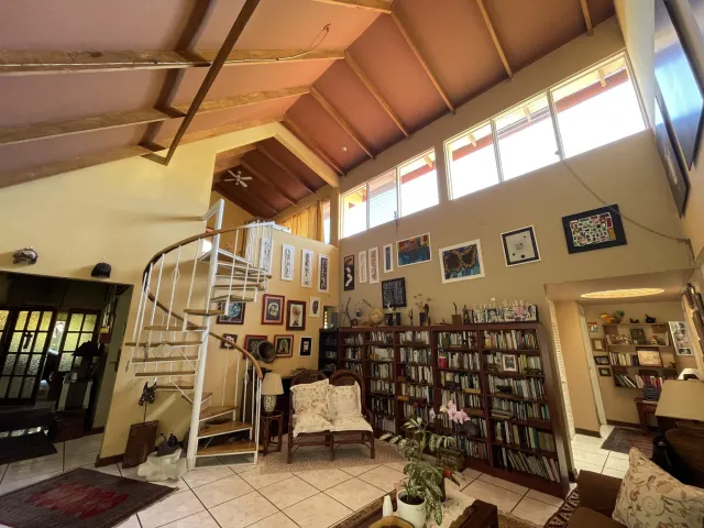 Casa de un Nivel con Vistas y Jardines Santa Ana, Alto Las Palomas