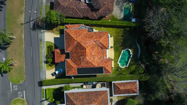 Lujosa Residencia Frente al Campo de Golf en Venta en Valle del Sol, Santa Ana