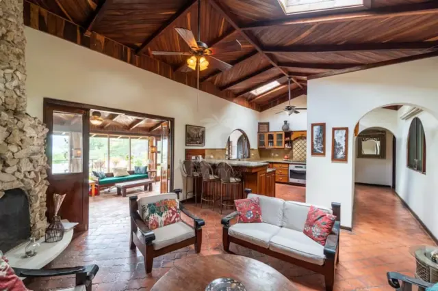 Villa Exclusiva de 2 Habitaciones con Vistas Panorámicas al Océano en la Cima del Acantilado.