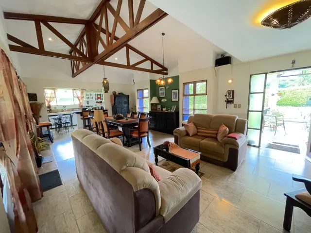 Hacienda Los Reyes: Hogar Familiar y Paraíso del Golf