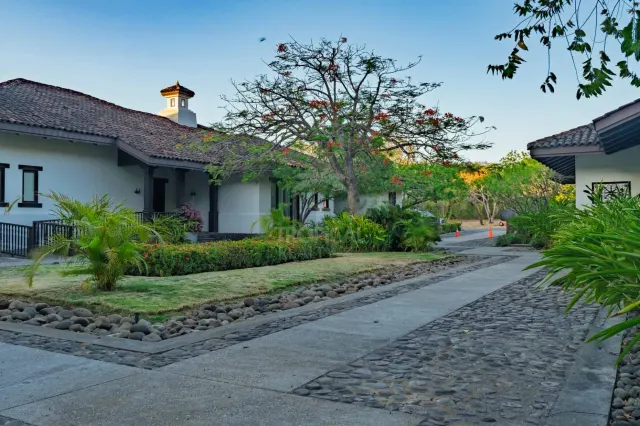 Residencia de Lujo en Hacienda Pinilla con Arquitectura Colonial Española y Estilo de Vida Resort