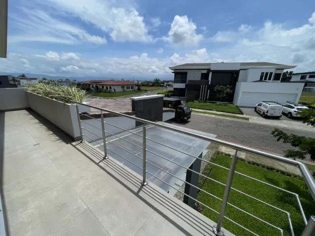 Hermosa Casa en Venta en Condominio - Hacienda Los Reyes