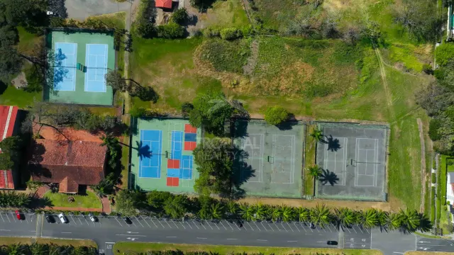 Lujosa Residencia Frente al Campo de Golf en Venta en Valle del Sol, Santa Ana