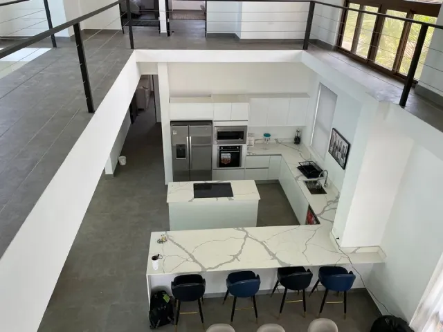 Casa Frente al Mar con Piscina en Playa Tivives – 4 Habitaciones + 2 Apartamentos | $595,000