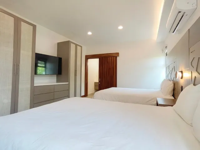 Casa de Playa de Lujo en Venta en Reserva Conchal, Guanacaste – 4 Habitaciones, Piscina, Jacuzzi y Vista al Campo de Golf