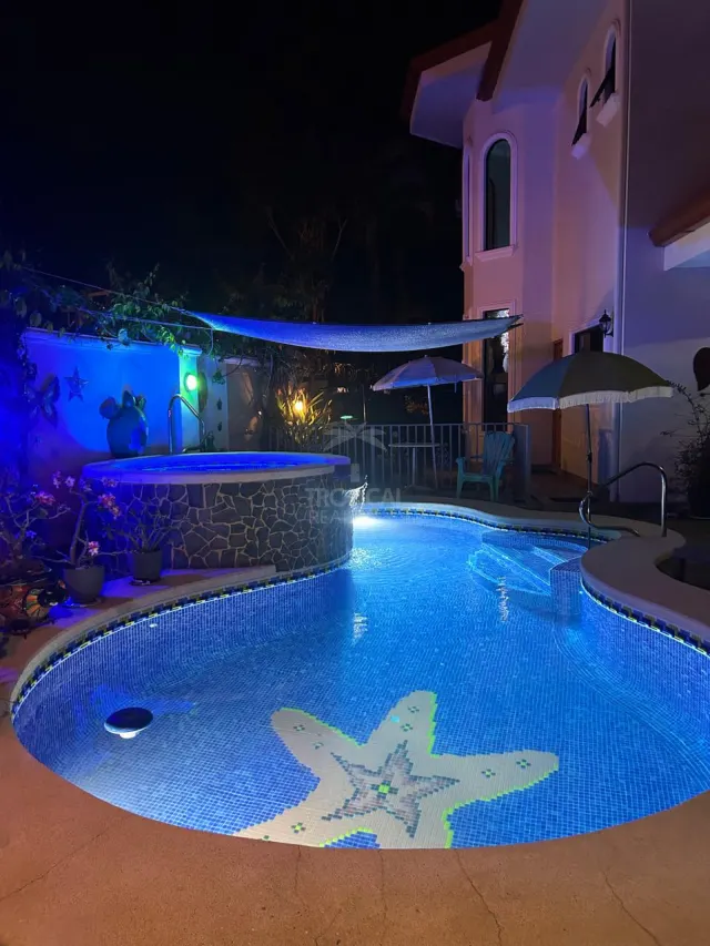 Casa en Venta en Jacó Beach con Piscina y Jacuzzi Privado