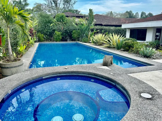 Para Venta Casa de una planta, con piscina