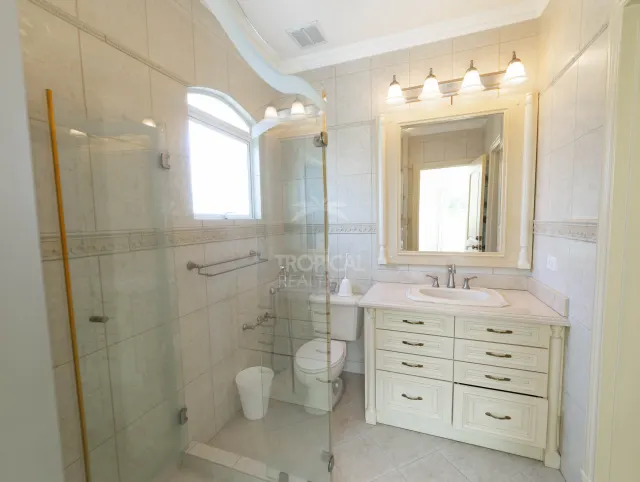 Lujosa Residencia Frente al Campo de Golf en Venta en Valle del Sol, Santa Ana