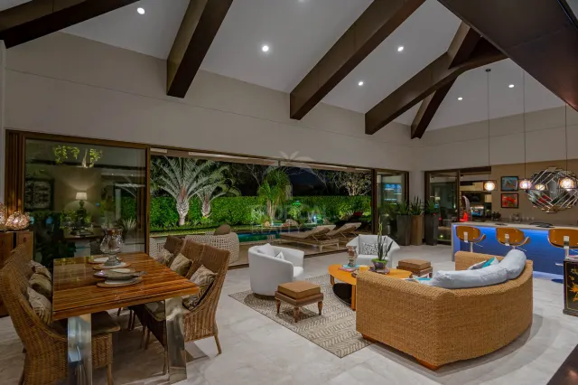 La Hacienda Cosmopolitan Chic – Exclusiva Residencia de Lujo de Una Planta en Santa Ana