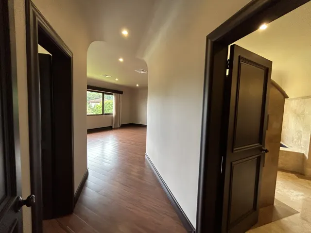 Se vende amplia casa en Condominio Villa Real